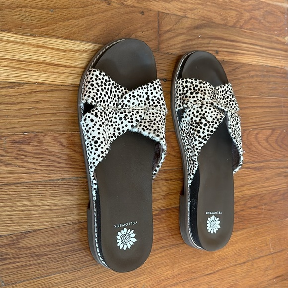 Yellow ox leather leopard print slide sandals - size 8.5 - Picture 2 of 4